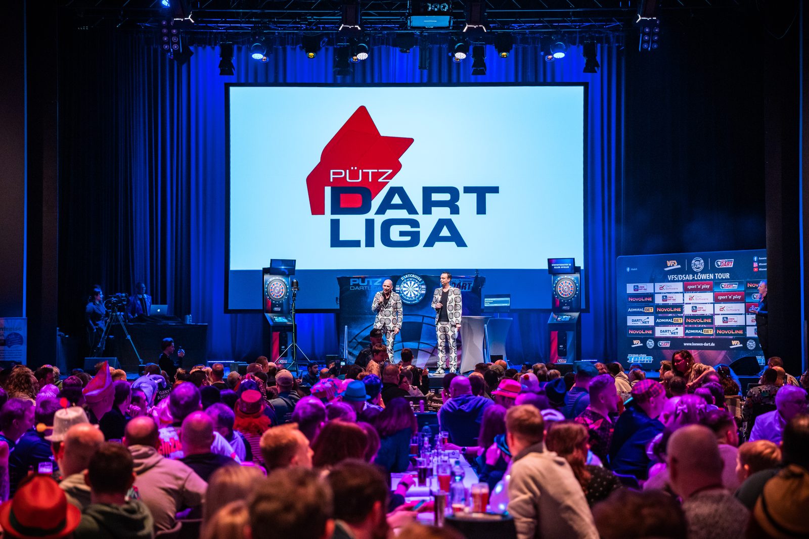 Bühnenpräsentation der Pütz Dart Liga bei Champs of Darts