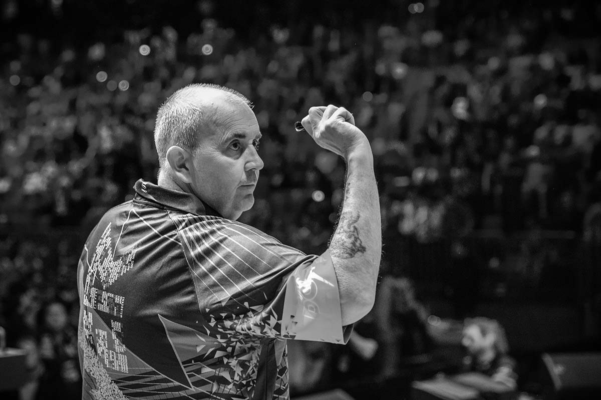 Dartwurf in Schwarz-Weiß bei der Cologne Darts Gala