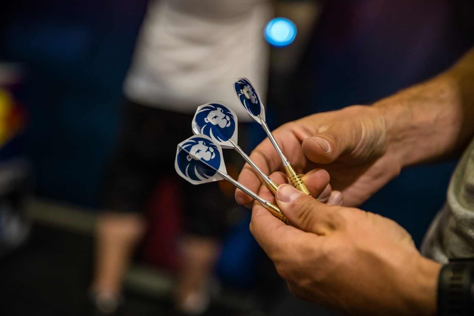Nahaufnahme von Löwen-Darts in der Hand